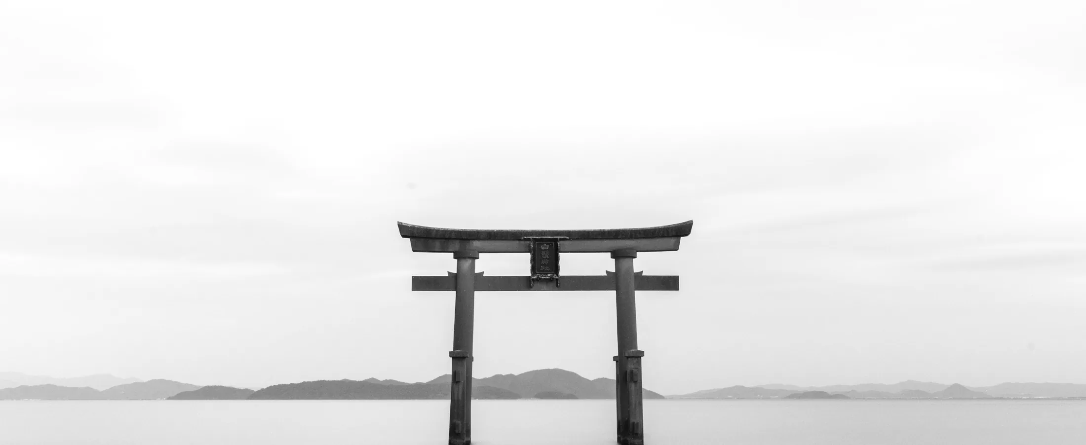Torii im Wasser bei Nebel, Schwarz-Weiß-Fotografie